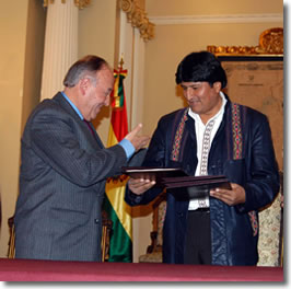 Morales and García sign two agreements to strengthen Bolivian integration in the region.