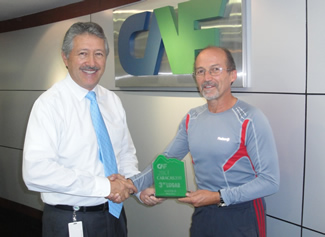 Ecuadorean athlete honored for successful participation in CAF Caracas 2011 Marathon