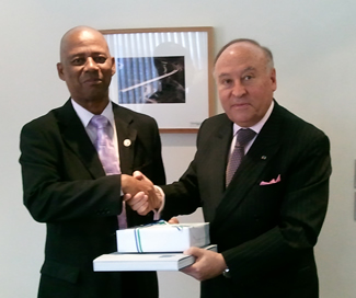 Chanceler do Suriname visita CAF