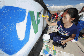 Children fill southern La Paz with color