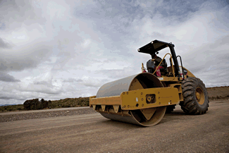 CAF promotes highway maintenance and road safety in Bolivia