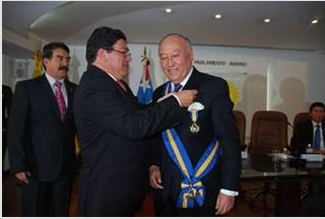 Presidente Ejecutivo de CAF,  condecorado con la medalla de la Integración del Parlamento Andino