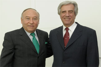 Enrique García cumprimenta Tabaré Vázquez, presidente-eleito do Uruguai