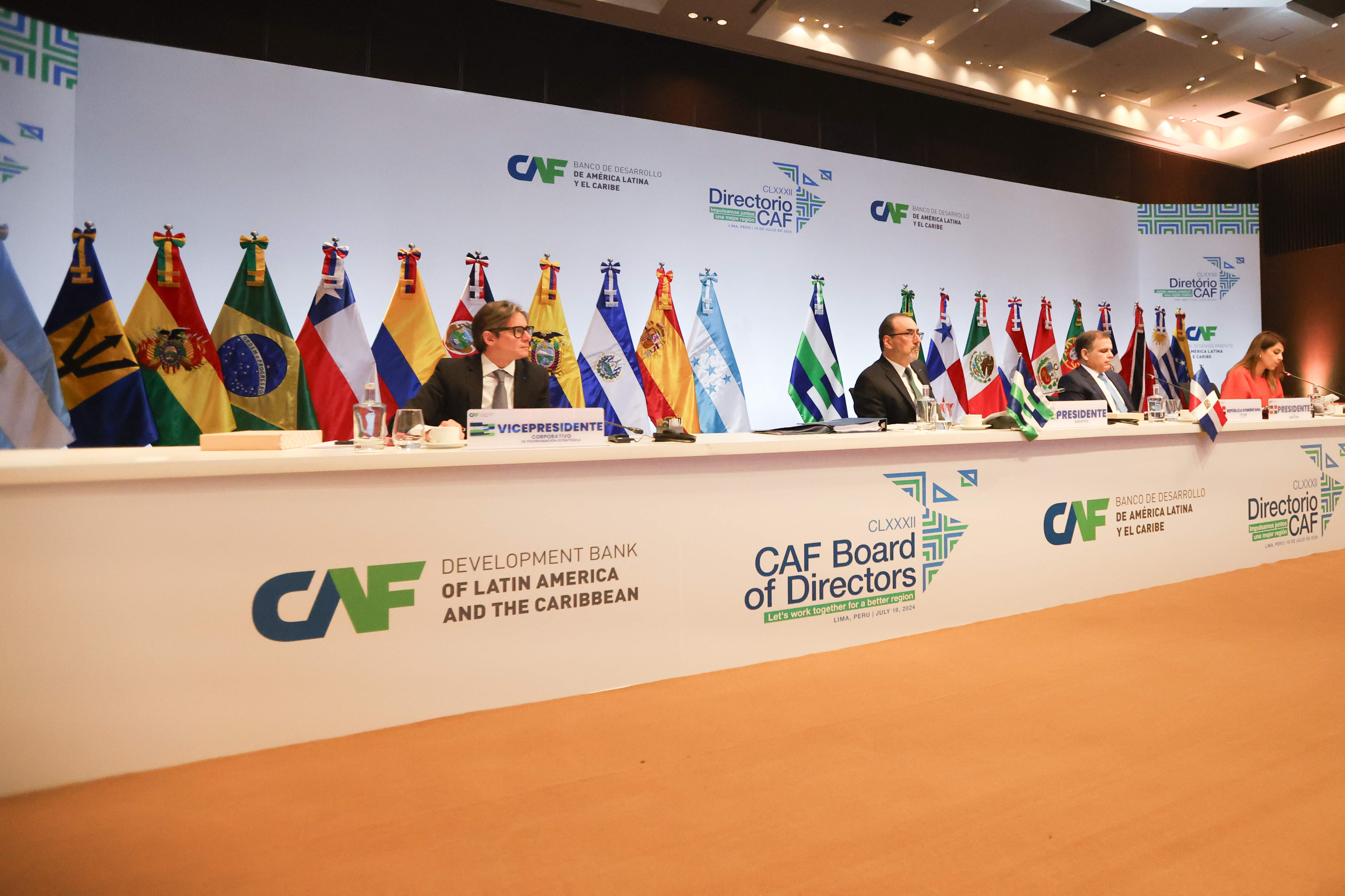 CAF apoia o salto na conectividade aérea e digital de El Salvador