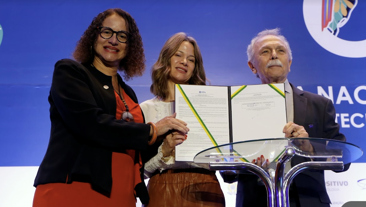 CAF apoia prêmio que homenageia mulheres por trajetória na ciência