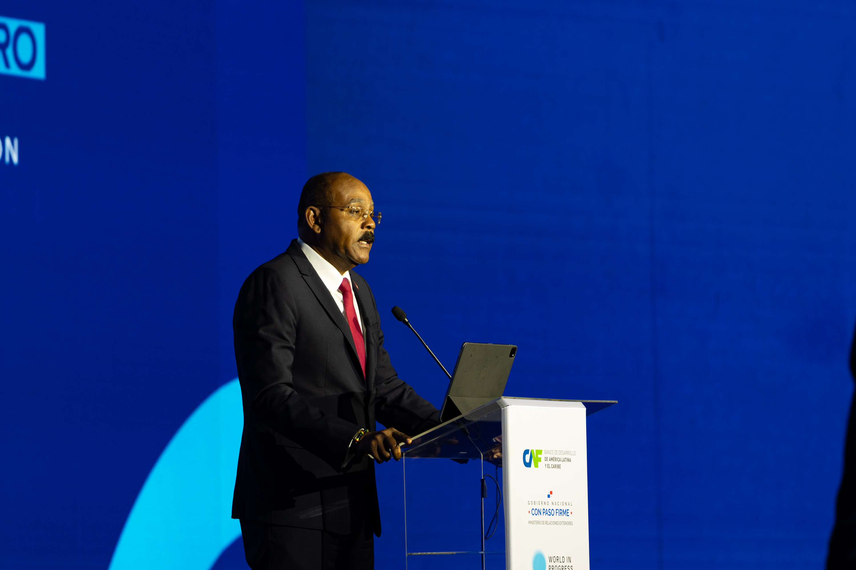 Antigua y Barbuda lidera la resiliencia climática en el Foro Económico Internacional de CAF