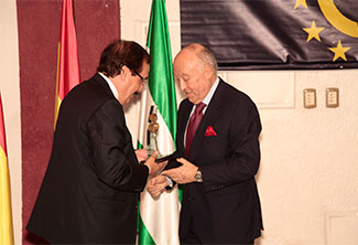 Enrique García receives award for Entrepreneurial Excellence in Bolivia 